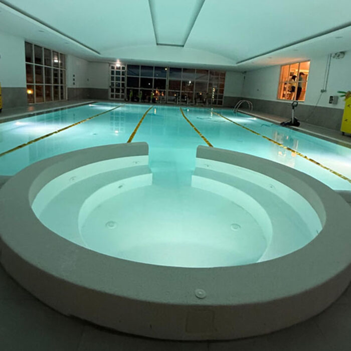 officine-sportive-piscina-0_0000_officine-sportive-foto-piscina-notte-02